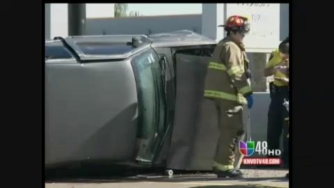 Camioneta sufre volcadura