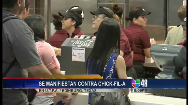 Se Manifiestan contra Chick-Fil-A en UTPA