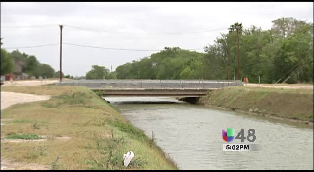 Vehículo Y Conductor Caen Dentro De Canal En Mission