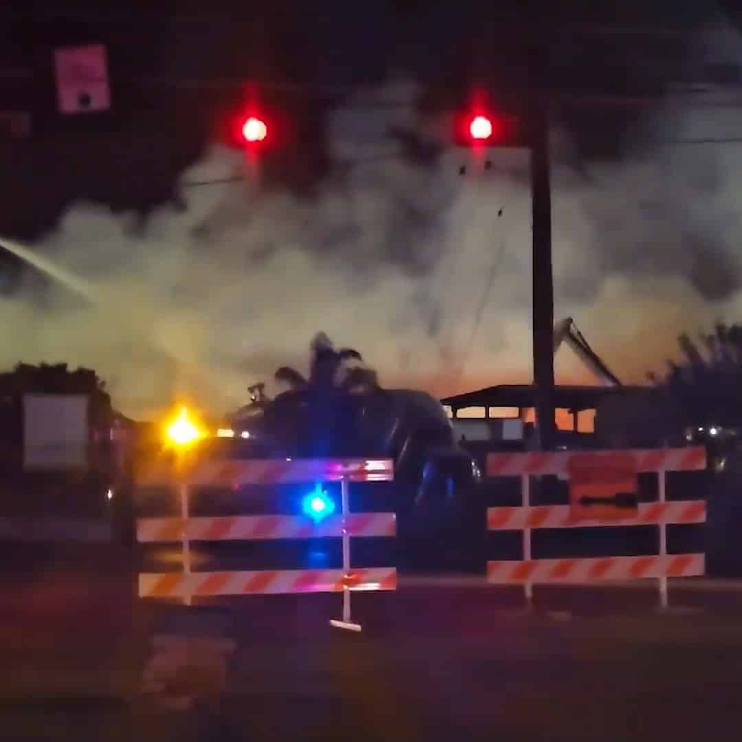 Incendio en Hidalgo: Bomberos Batallan Contra Fuego en Bodega Colapsada