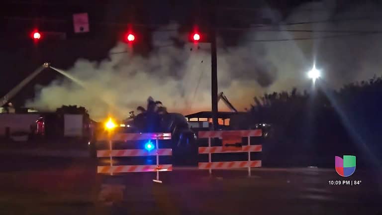 Incendio en Hidalgo: Bomberos Batallan Contra Fuego en Bodega Colapsada