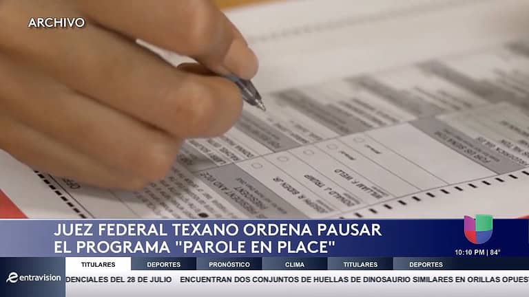 Juez Federal en Texas Ordena Pausa del Programa de Regularización Migratoria de Biden