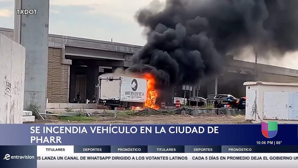 Incendio Vehicular Detiene Tráfico en Texas: Autoridades Investigando
