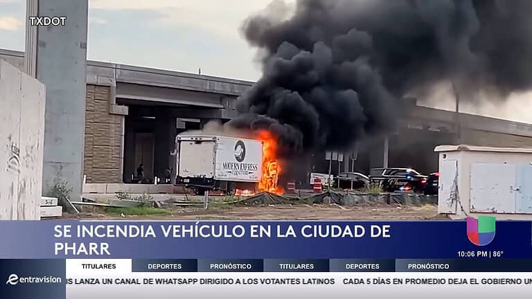 Incendio Vehicular Detiene Tráfico en Texas: Autoridades Investigando