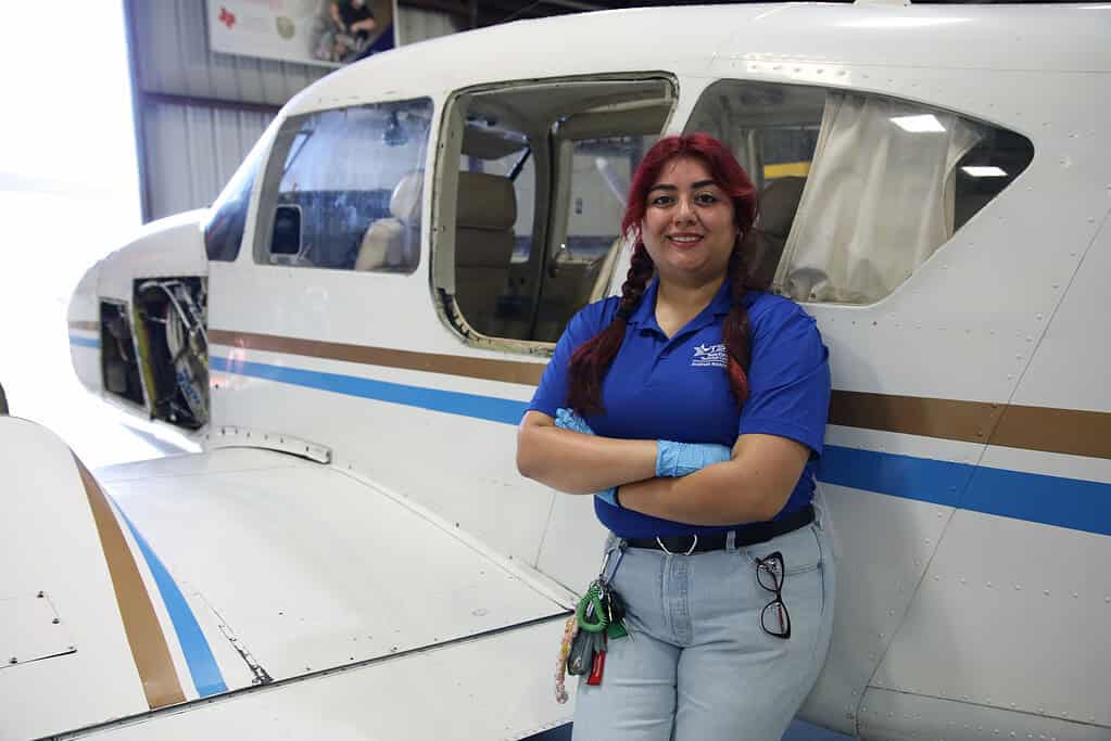 De la Ciencia Mortuoria a la Aviación: Emma Gamez Encuentra su Vocación en Mantenimiento de Aeronaves