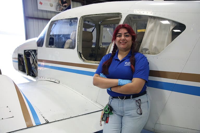 De la Ciencia Mortuoria a la Aviación: Emma Gamez Encuentra su Vocación en Mantenimiento de Aeronaves