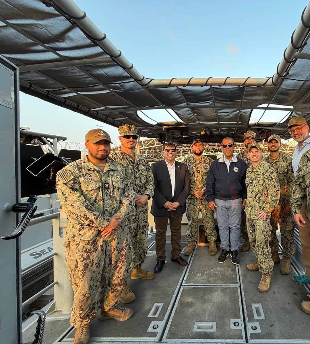 Congresista Vicente González Celebra el Día de Acción de Gracias con Marineros en los EAU