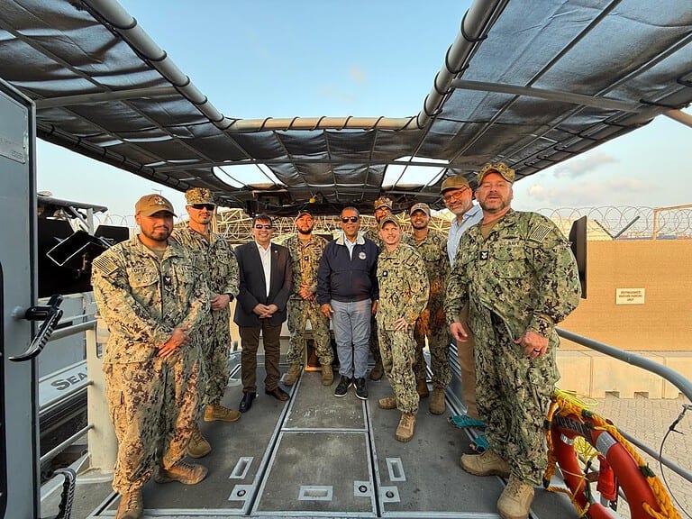 Congresista Vicente González Celebra el Día de Acción de Gracias con Marineros en los EAU