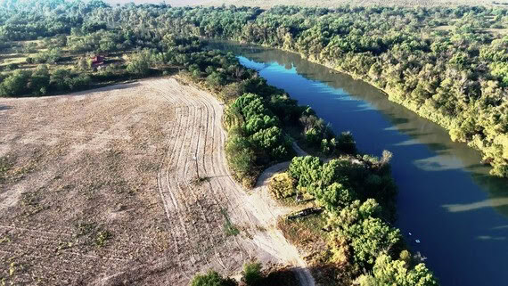 Texas Ofrece 1,400 Acres para Deportaciones: Iniciativa de la Comisionada Buckingham al Gobierno de Trump