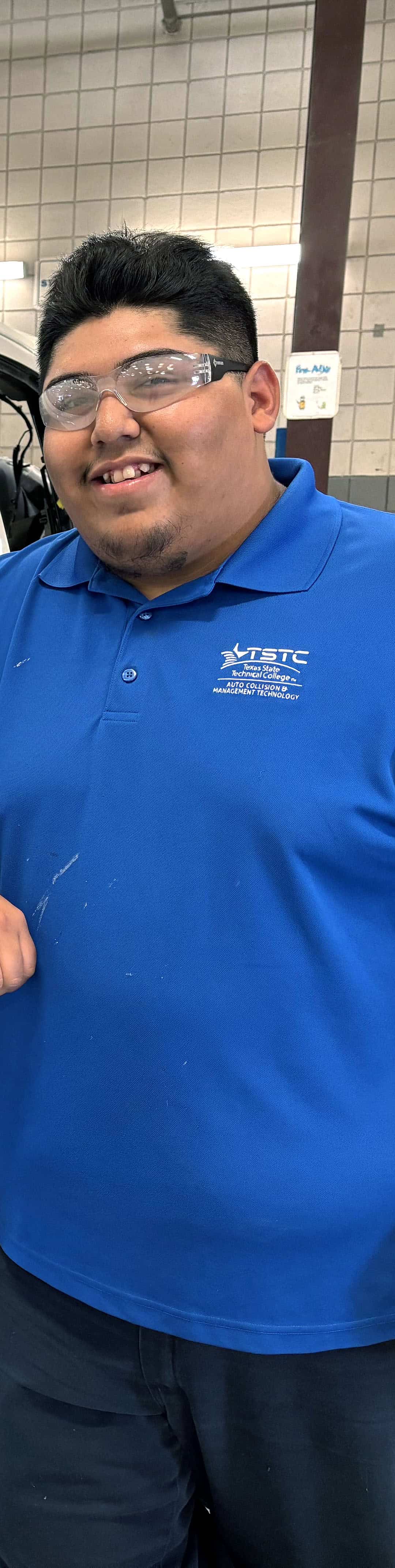 Estudiante de TSTC en Colisiones Automotrices Perfecciona Habilidades de Pintura en Empresa Local