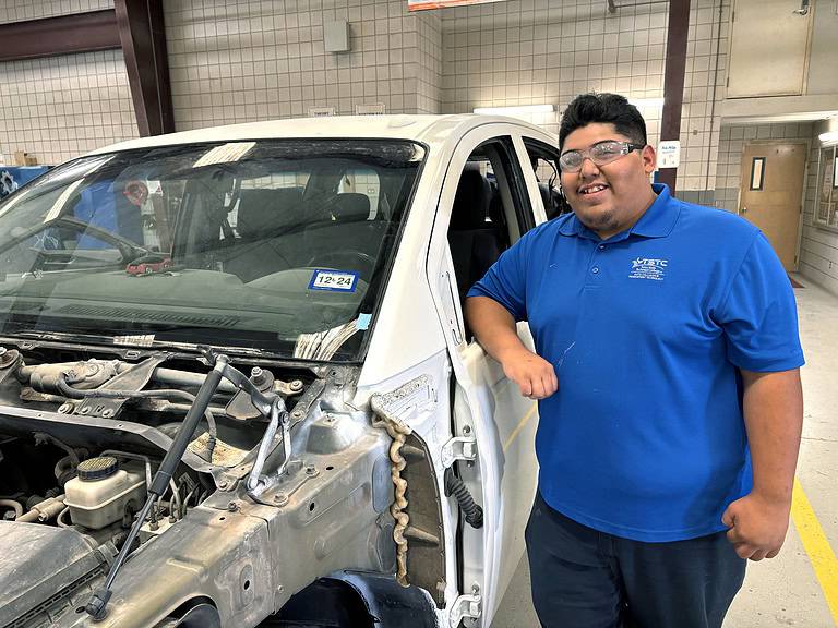 Estudiante de TSTC en Colisiones Automotrices Perfecciona Habilidades de Pintura en Empresa Local