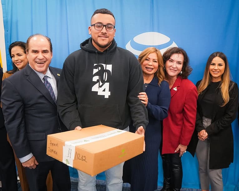 STC y AT&T Realizan la Tercera Distribución de Laptops a Estudiantes de Starr County en Plena Temporada Navideña
