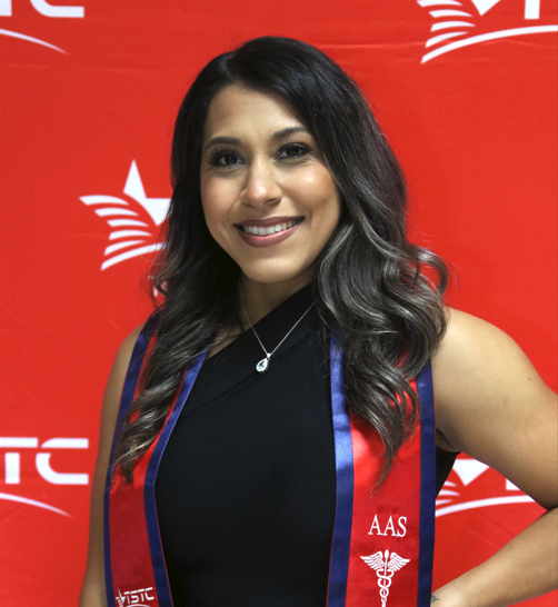 “De enfermera vocacional a enfermera registrada: La inspiradora historia de Soyre Rangel, graduada de TSTC, que transformó su experiencia con su hija en cuidado médico”