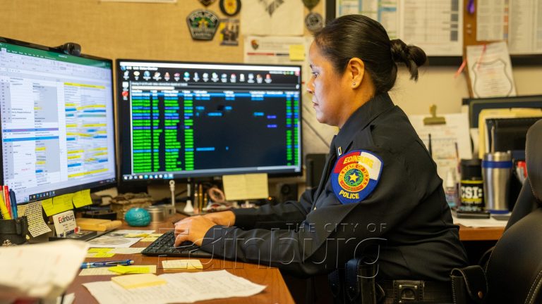 Primera mujer en la historia en convertirse en teniente de la policía de Edinburg