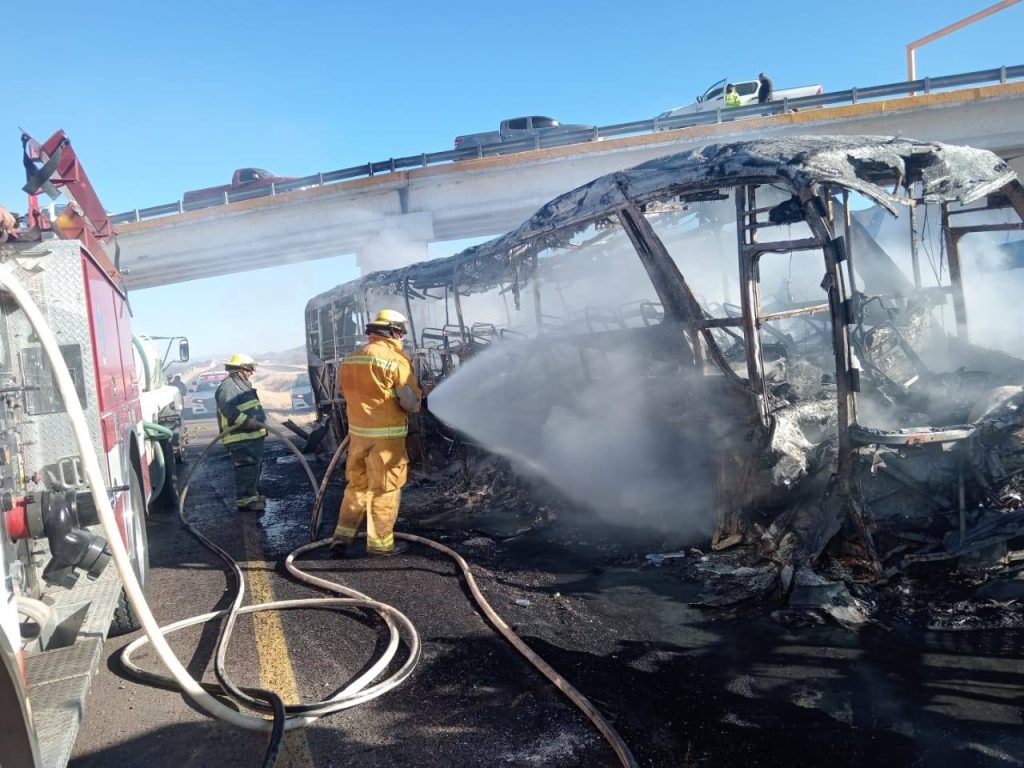 Trágico accidente en Durango: Autobús procedente de McAllen choca contra tracto-camión