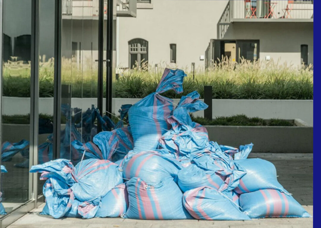 Ciudades del Valle se preparan para posibles lluvias con distribución de sacos de arena