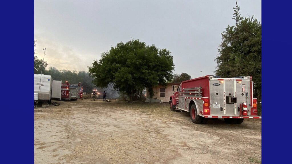 Contienen incendio de pastizal y estructura cerca de estación de bomberos en La Rosita