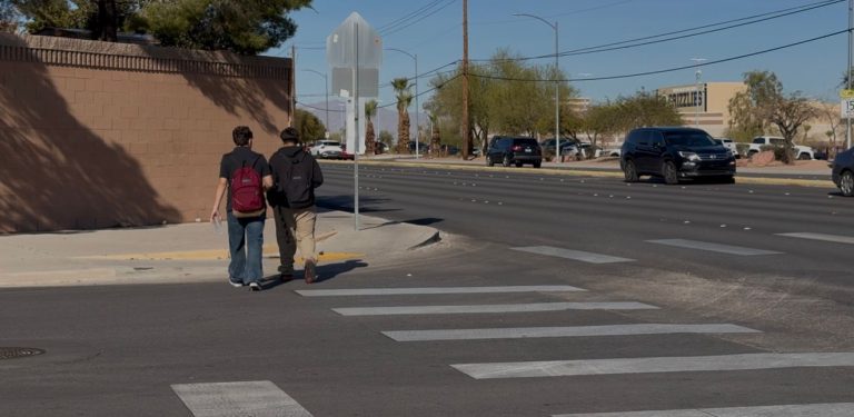 Accidente en Las Vegas: Peatón hospitalizado tras choque en el oeste