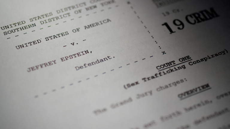 Víctimas de Epstein Exigen Transparencia en Archivos Censurados del Departamento de Justicia