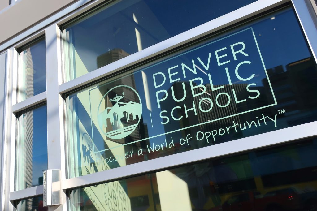 Elección de la Junta Escolar en Denver: Más de un Millón de Dólares en Juego