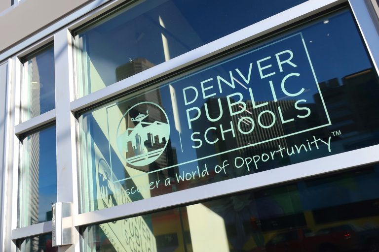 Elección de la Junta Escolar en Denver: Más de un Millón de Dólares en Juego