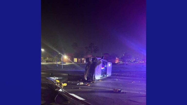 Conductor hospitalizada tras volcadura que dejó semáforo fuera de servicio en Edinburg