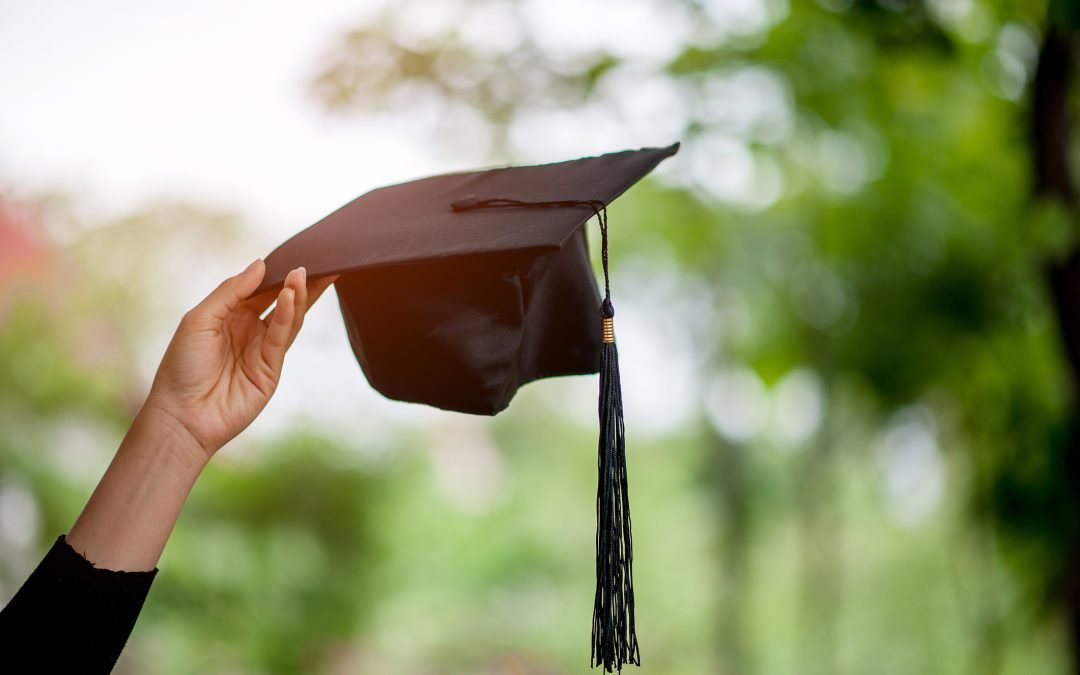 Títulos Universitarios en Colorado: Un Llamado a Evaluar el Retorno de Inversión Educativa