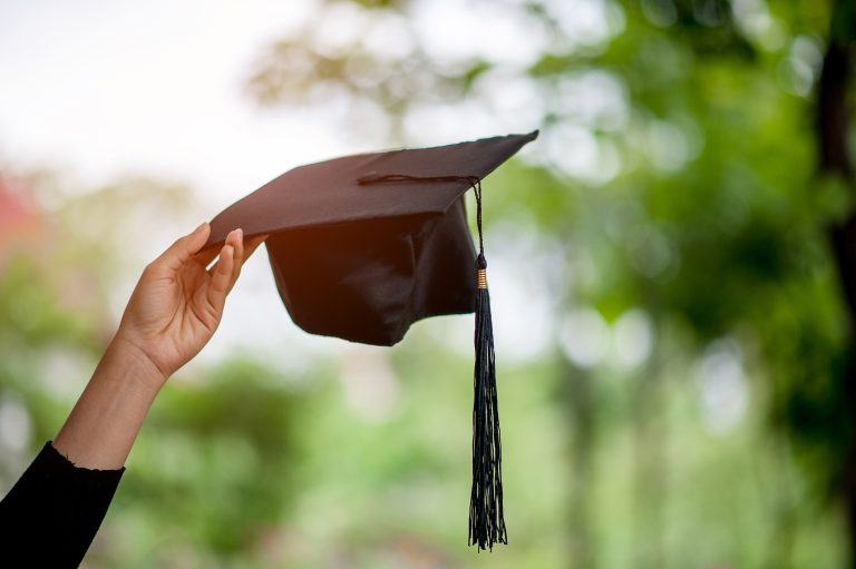 Títulos Universitarios en Colorado: Un Llamado a Evaluar el Retorno de Inversión Educativa