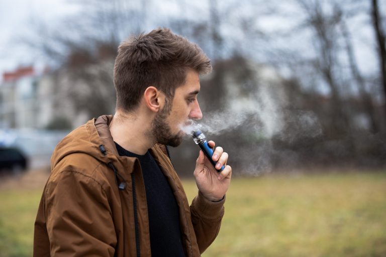 Aumento Alarmante del Vapeo Juvenil en Escuelas Intermedias de Colorado