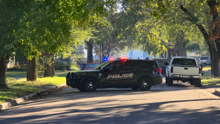 Violencia Doméstica en Wichita: Mujer de 81 Años Apuñalada en Su Propio Hogar