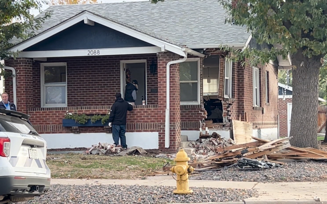 Accidente en Denver: Vehículo choca contra vivienda cerca de Ruby Hill Park