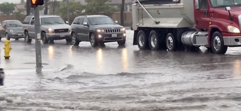Inundaciones Repentinas Obligan al Cierre de Vialidades en Palm Springs