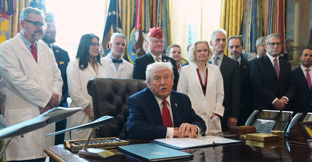 Donald Trump firma orden ejecutiva para la reclasificación de la marihuana y la investigación médica