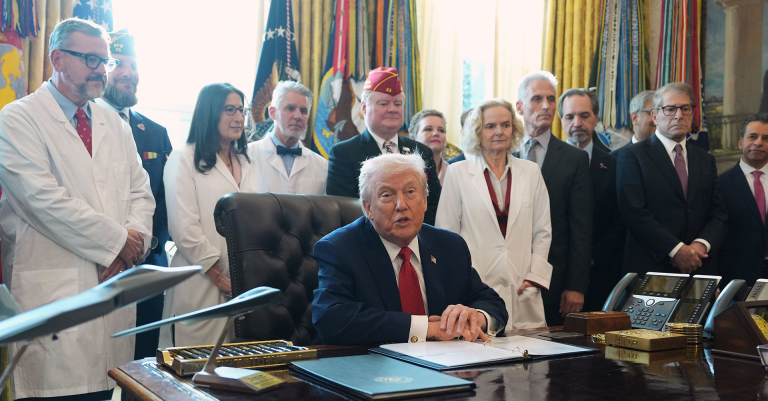 Donald Trump firma orden ejecutiva para la reclasificación de la marihuana y la investigación médica