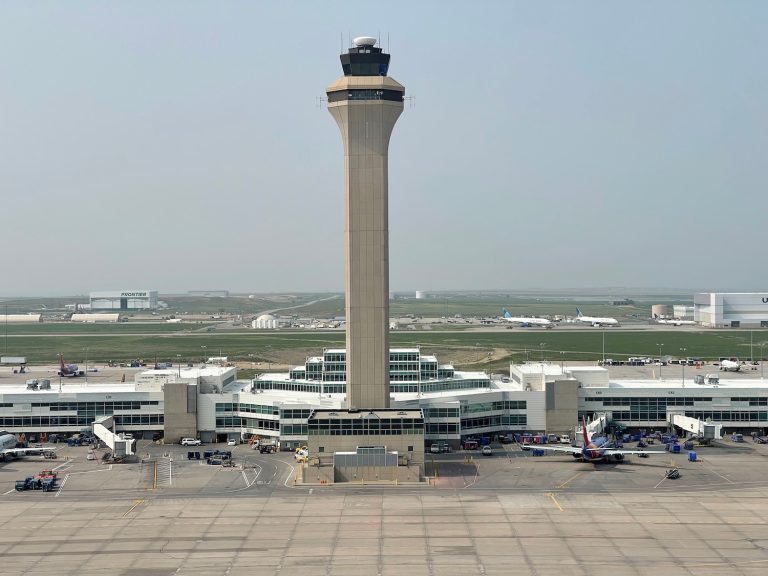 Controladores Aéreos de Denver Sin Pago: Crisis por el Cierre del Gobierno