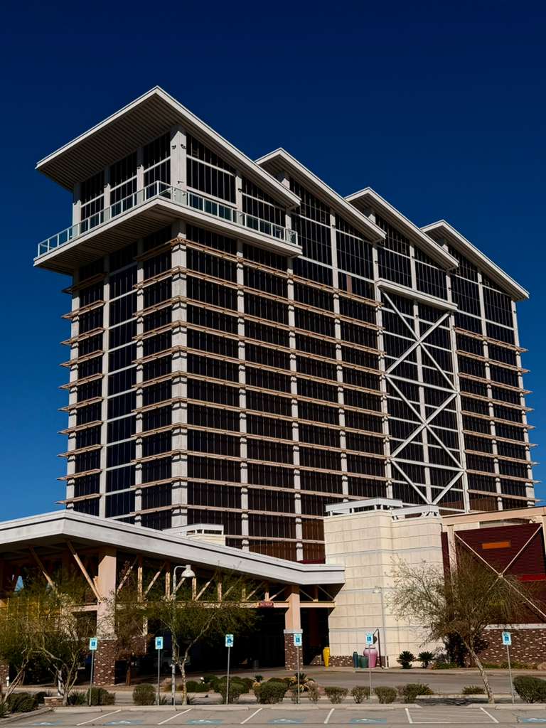 Demolición del Eastside Cannery: Un Nuevo Capítulo en Boulder Strip