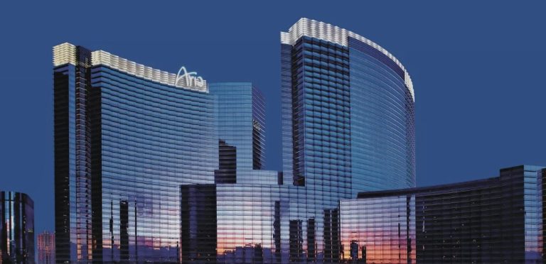 Incendio en Estacionamiento de Las Vegas Afecta Tres Vehículos en el Strip