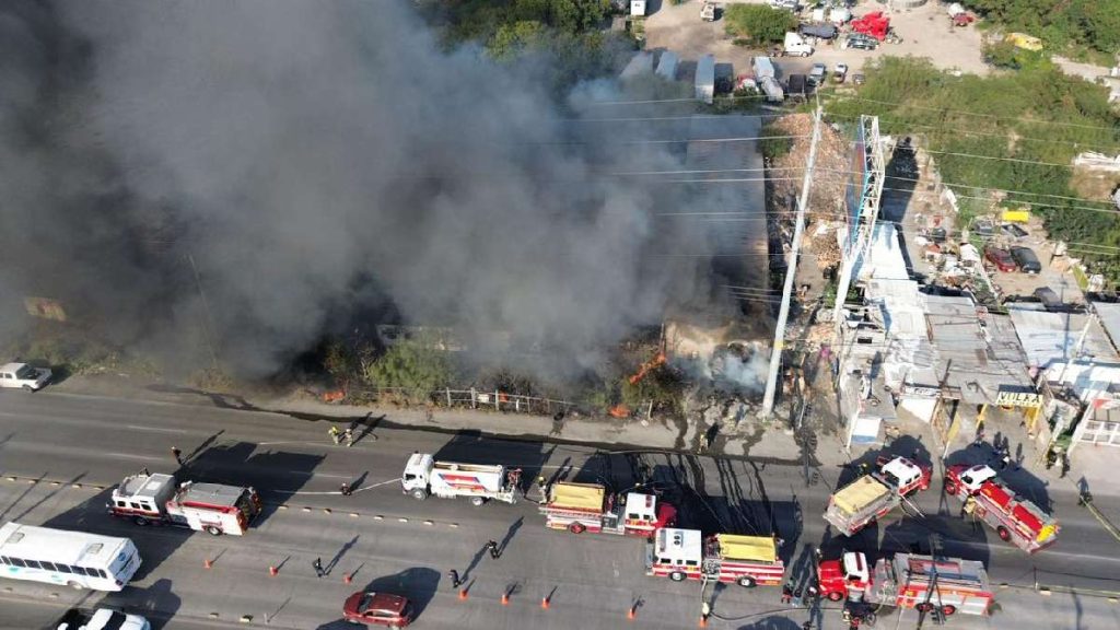 Incendio Devastador en Almacén Causa Movilización de Emergencia en Monterrey