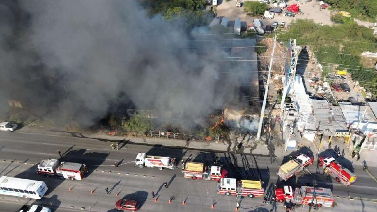 Incendio Devastador en Almacén Causa Movilización de Emergencia en Monterrey