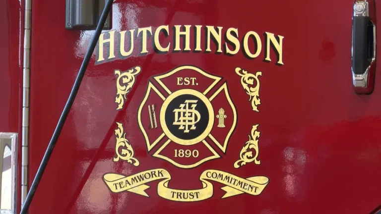 Incendio en Hutchinson Desplaza a Ocho Personas y Causa Daños en Apartamentos