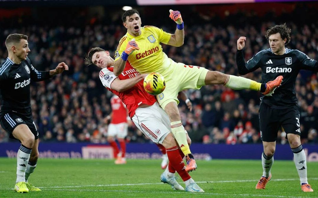 Dibu Martínez sufre un error impactante con Aston Villa en la goleada del Arsenal | VIDEO