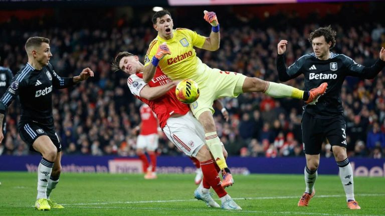 Dibu Martínez sufre un error impactante con Aston Villa en la goleada del Arsenal | VIDEO
