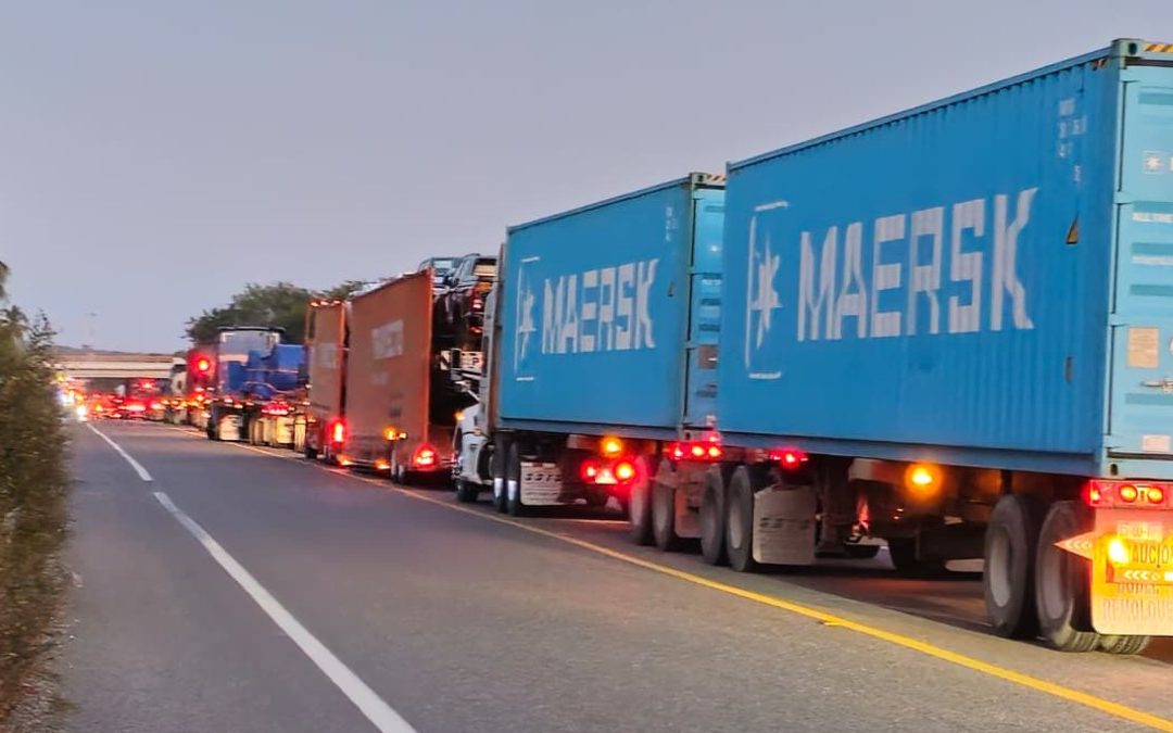 Cierre de la Autopista Siglo XXI Afecta el Transporte de Carga y Provoca Crisis en Puerto Lázaro Cárdenas