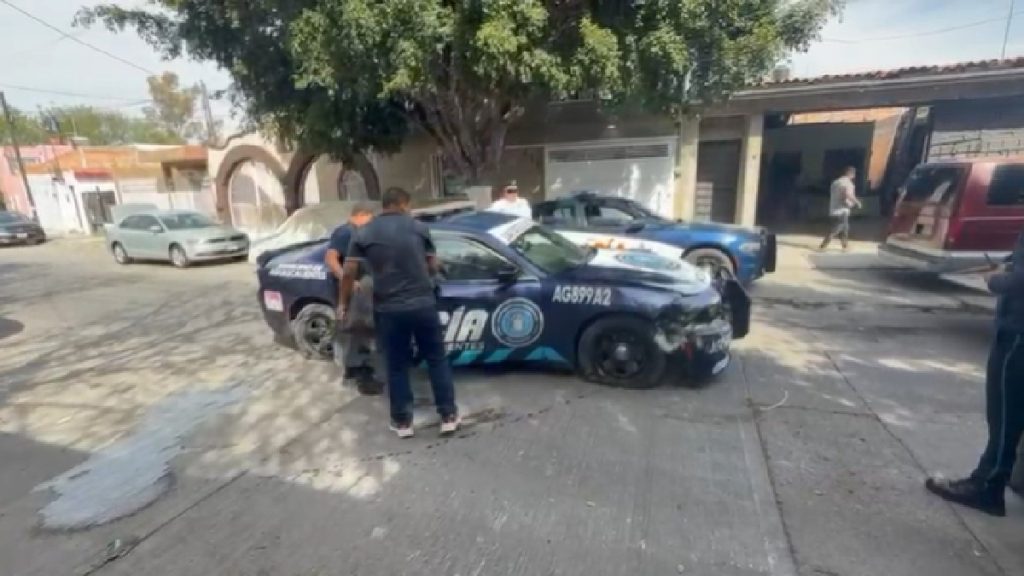 Hombre roba patrulla de Policía Vial en Aguascalientes y provoca un accidente