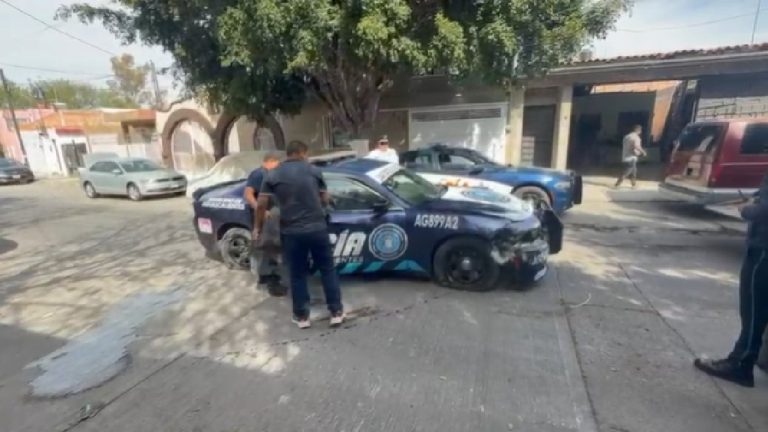 Hombre roba patrulla de Policía Vial en Aguascalientes y provoca un accidente