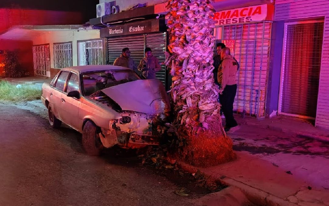 Accidente automovilístico en Torreón: Menores de edad chocan contra palma y sufren fracturas