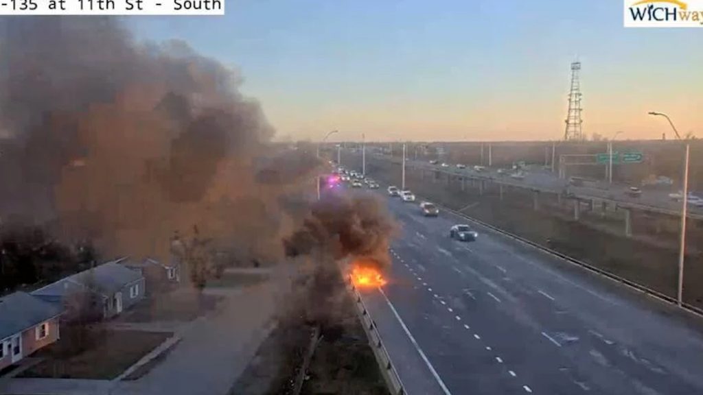 Apagan incendio vehicular en Wichita, I-135: Detalles y recomendaciones