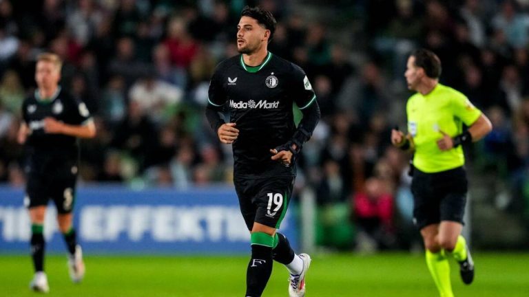 Necaxa Ficha a Julián Carranza: El Impactante Traspaso del Exdelantero del Feyenoord