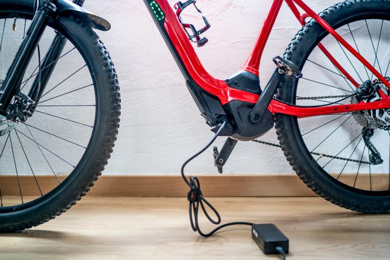 Peligro de e-bikes y e-motocicletas: Advertencias para padres en Aurora y sus alrededores