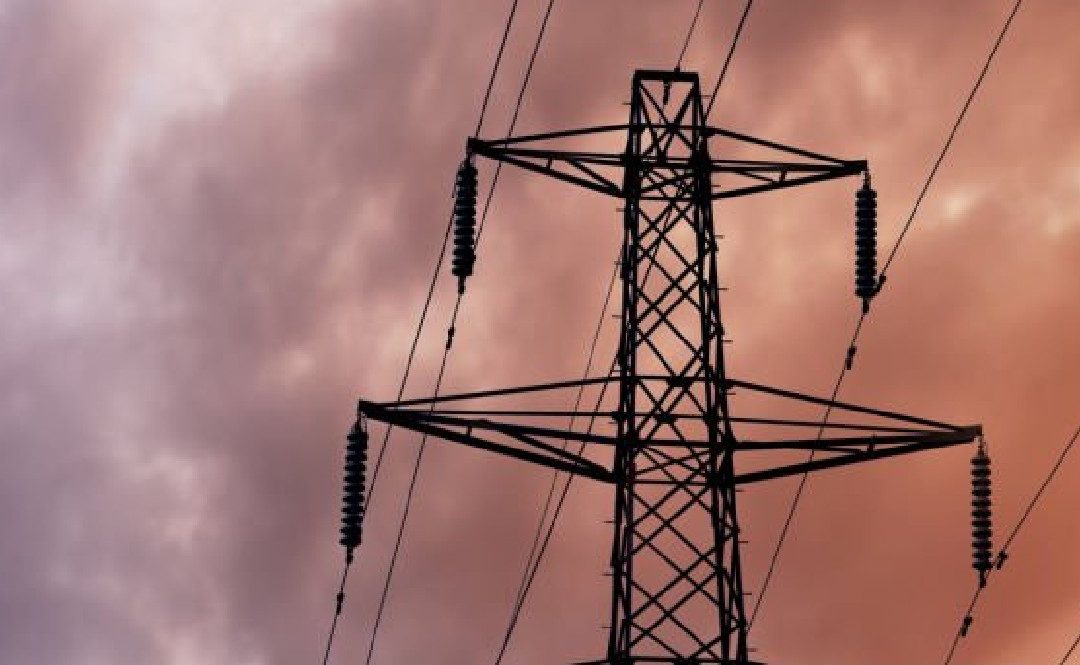Cortes de energía en Colorado: Más de 106,000 clientes afectados por tormenta de viento